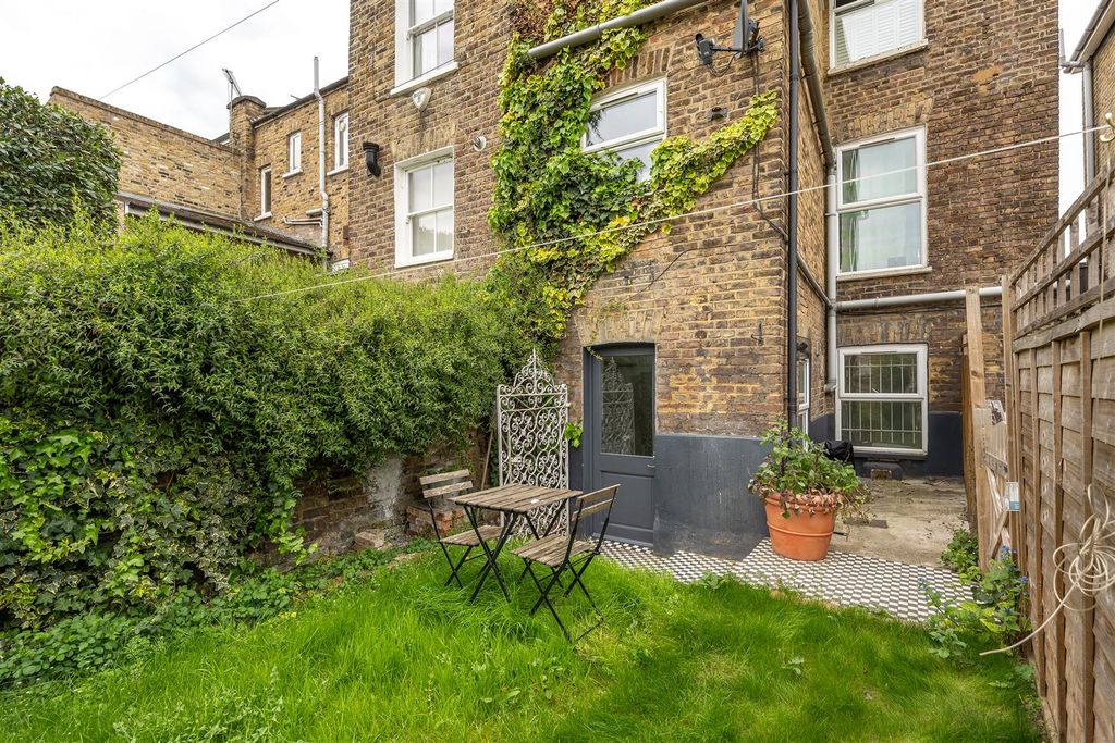 Property photo 2 of 22 Lansdowne Drive, E8