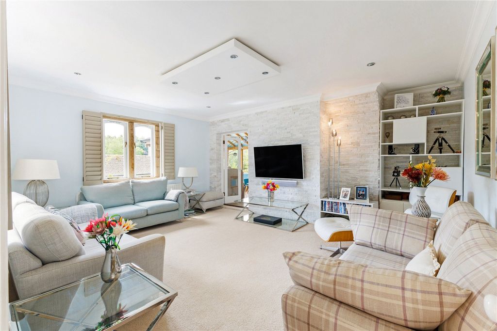 Property photo 3 of 14 Sitting Room
