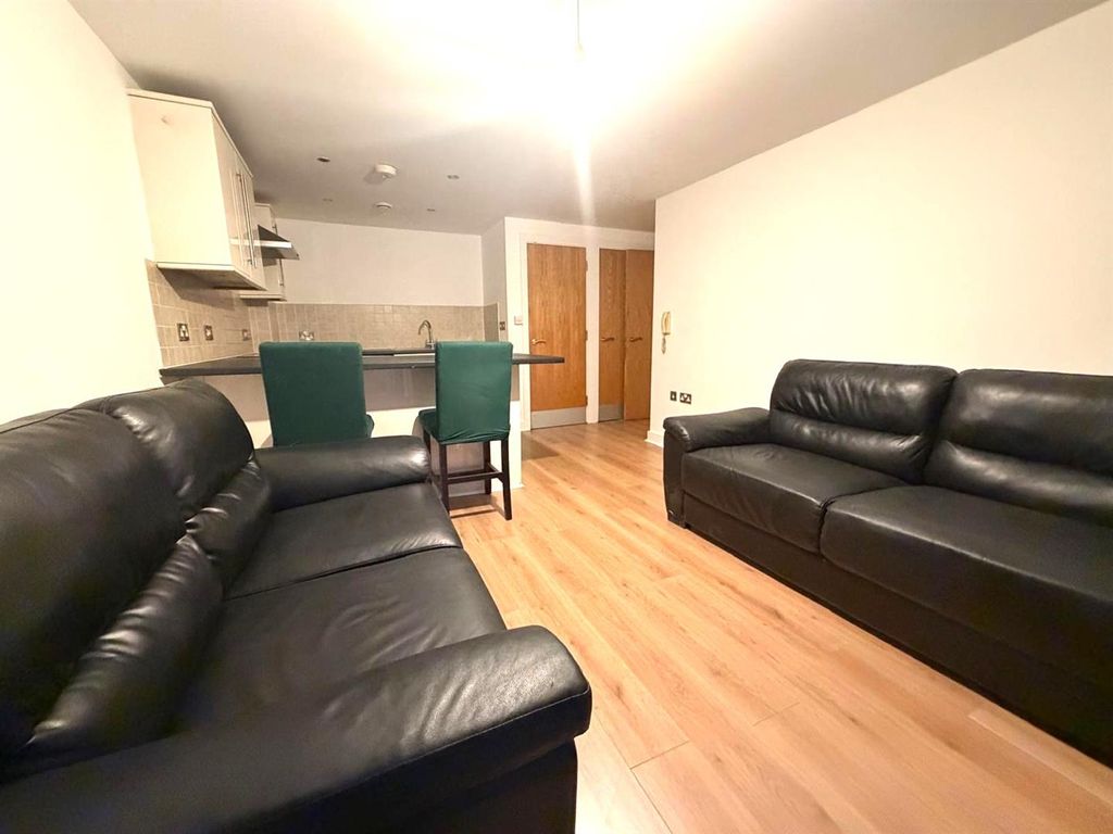 Property photo 3 of 9 4 Hamilton House Living Area 2025.Jpg