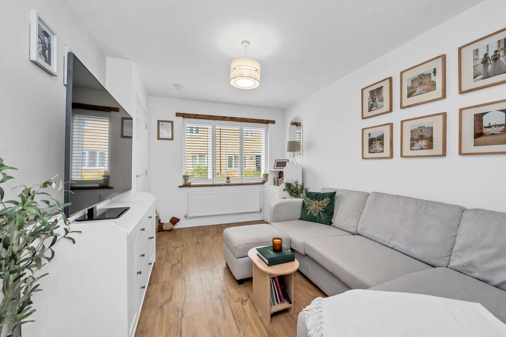 Property photo 2 of 18 Sitting Room