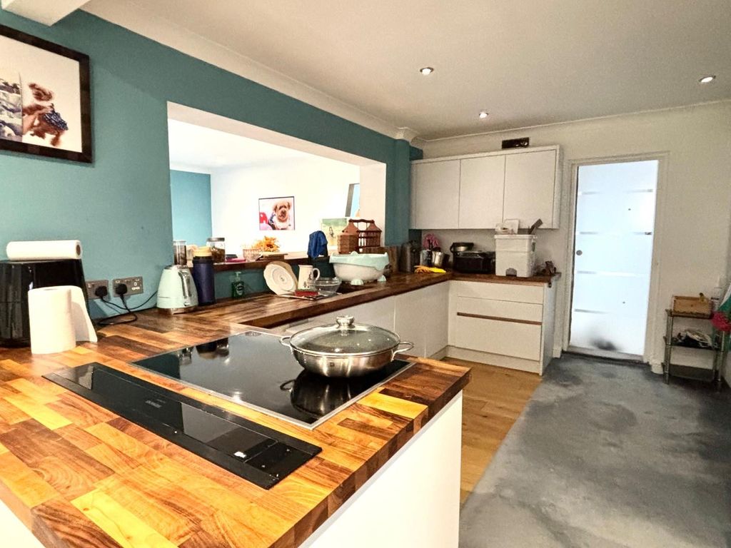 Property photo 3 of 6 Kitchen