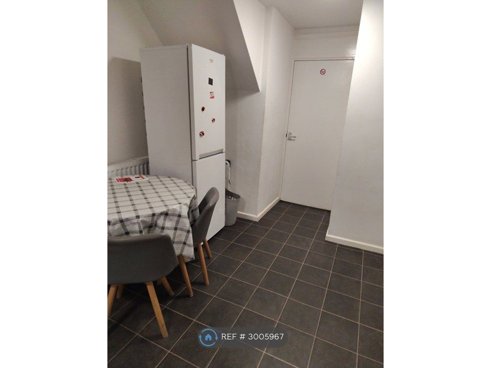 Property photo 3 of 16 Communal Kitchen