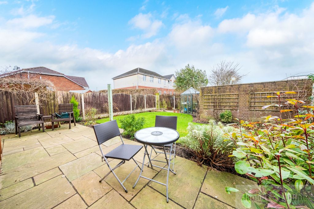 Property photo 2 of 30 Springfield Close-3