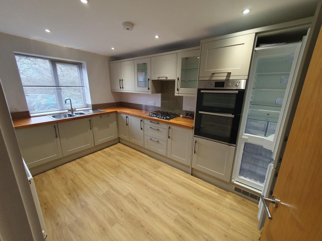 Property photo 1 of 8 Kitchen