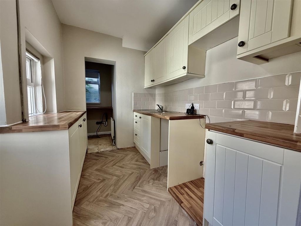 Property photo 3 of 7 Kitchen