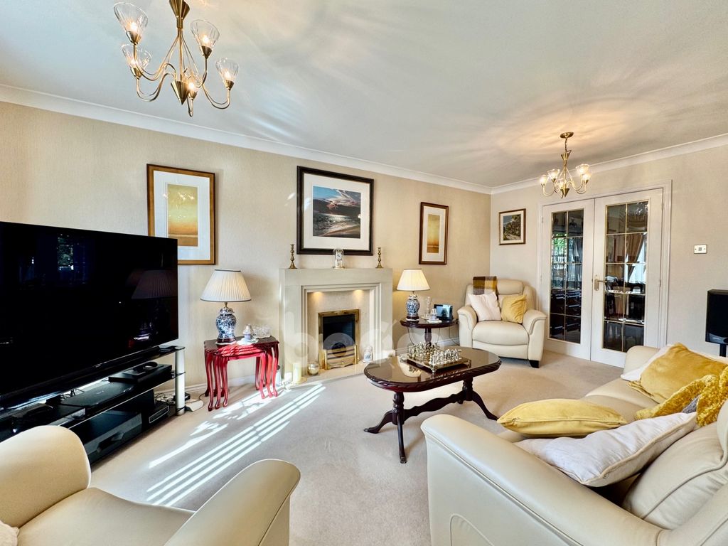 Property photo 2 of 33 Glen Court, Dalry Lounge Photo