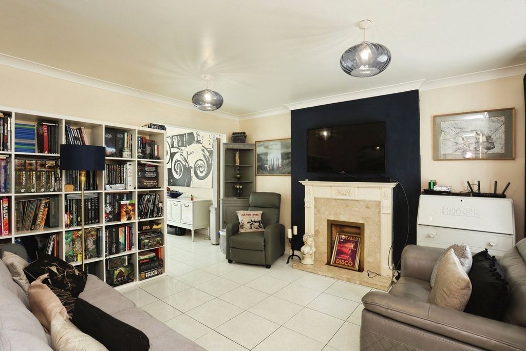 Property photo 2 of 17 Lounge