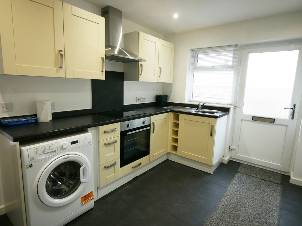 Property photo 2 of 6 Kitchen