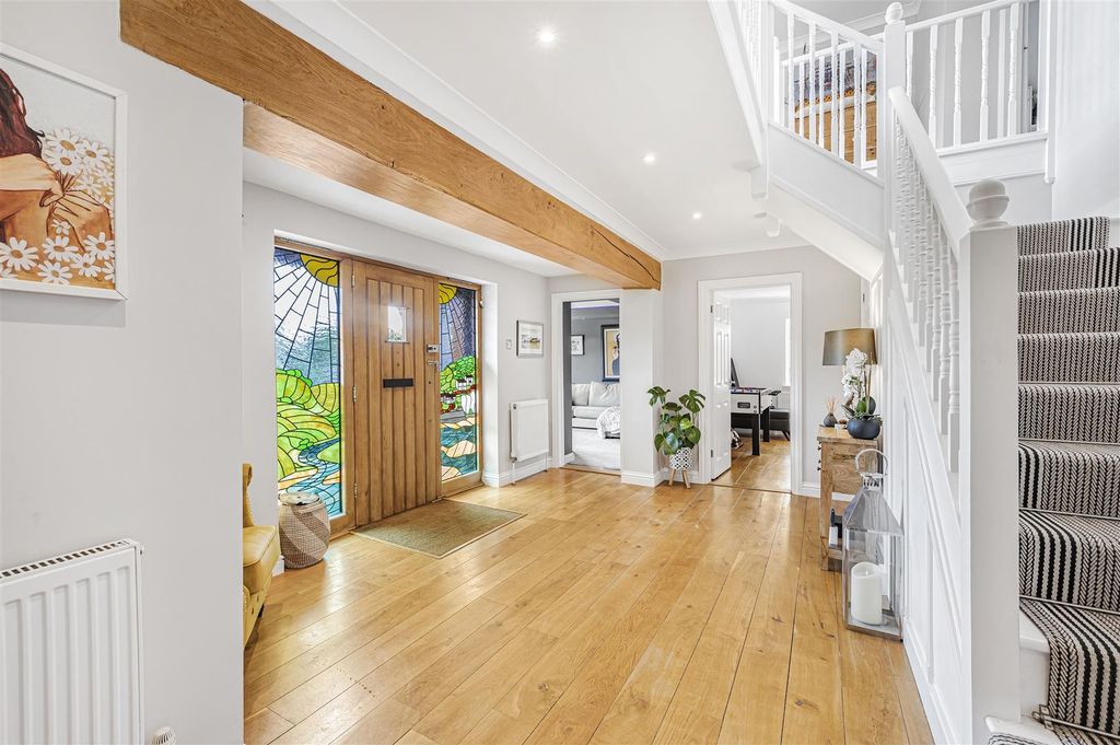 Property photo 3 of 33 Entrance Hall