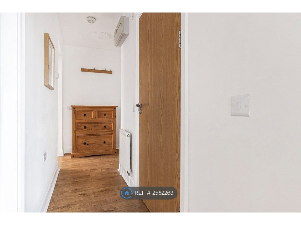 Property photo 3 of 8 Hallway