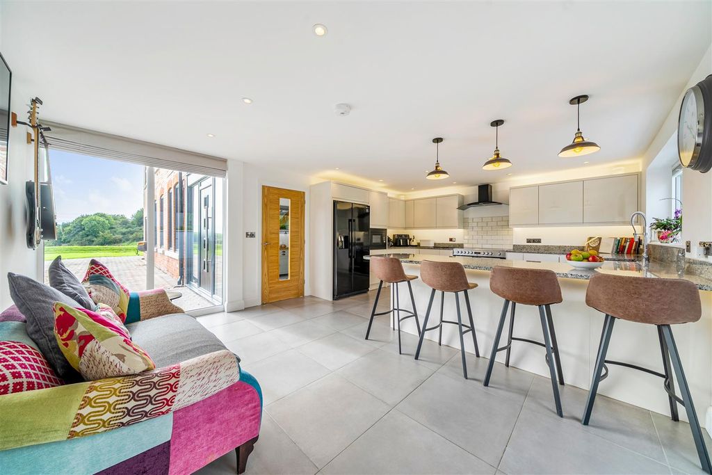 Property photo 2 of 38 Kitchen/Breakfast Room