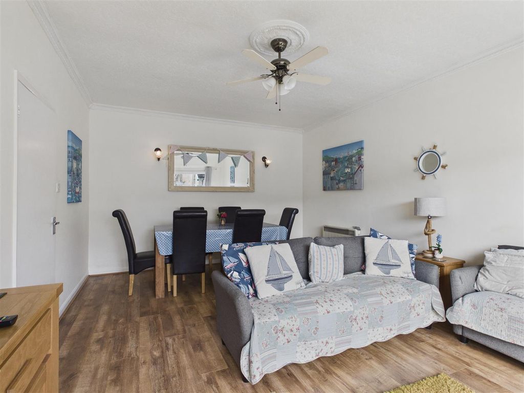 Property photo 3 of 23 Lounge