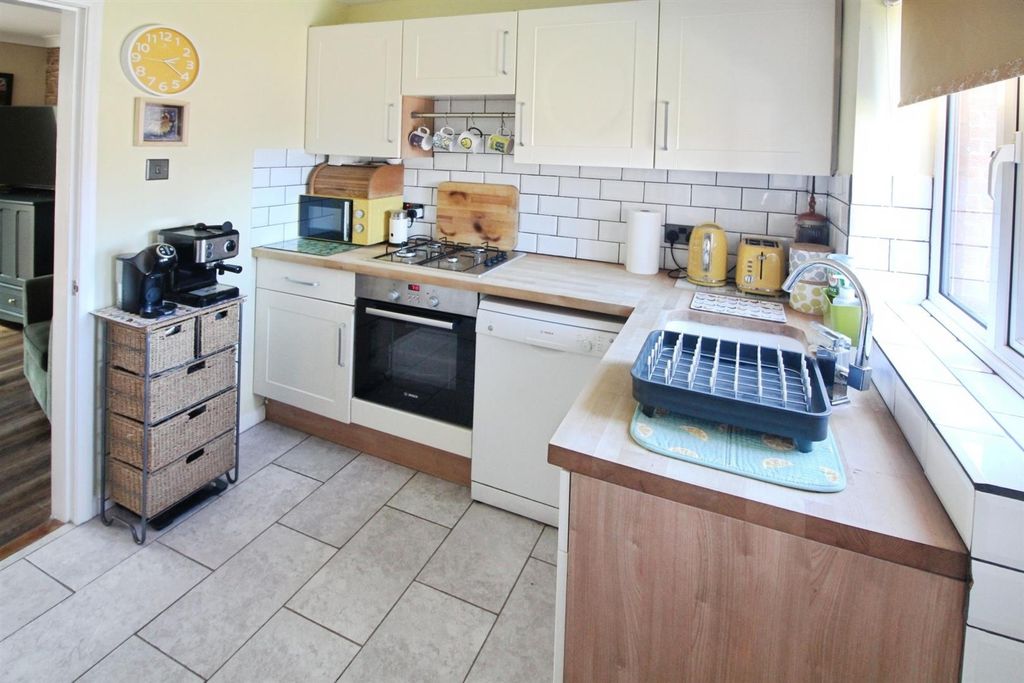 Property photo 2 of 11 Kitchen