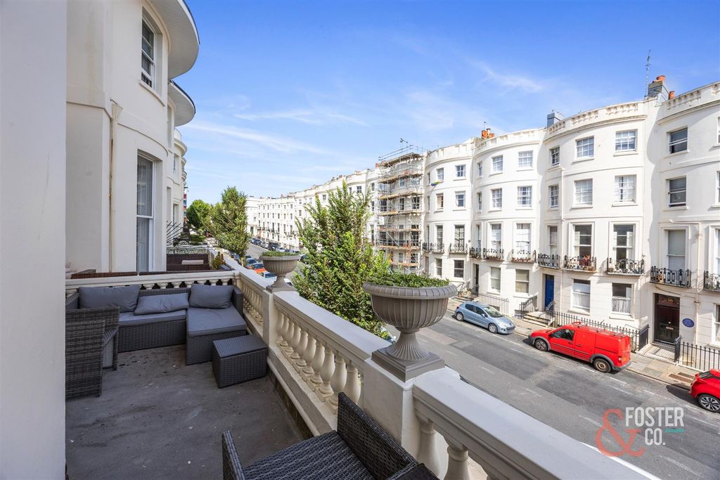 Property photo 2 of 13 Lansdowne Place, 27-009.Jpg