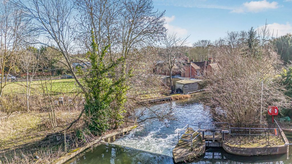 Property photo 2 of 21