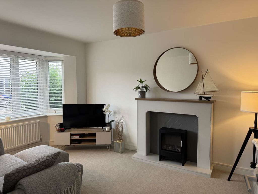 Property photo 2 of 13 Lounge