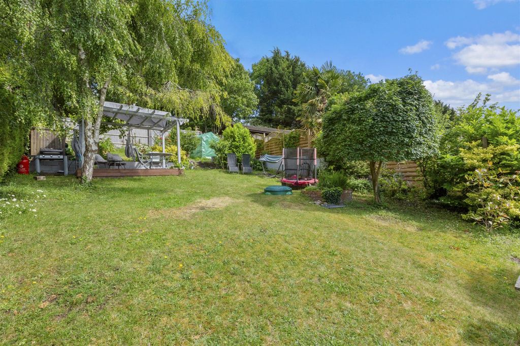 Property photo 2 of 14 74 Carrington Rd, Hp12 3Ht-12.Jpg