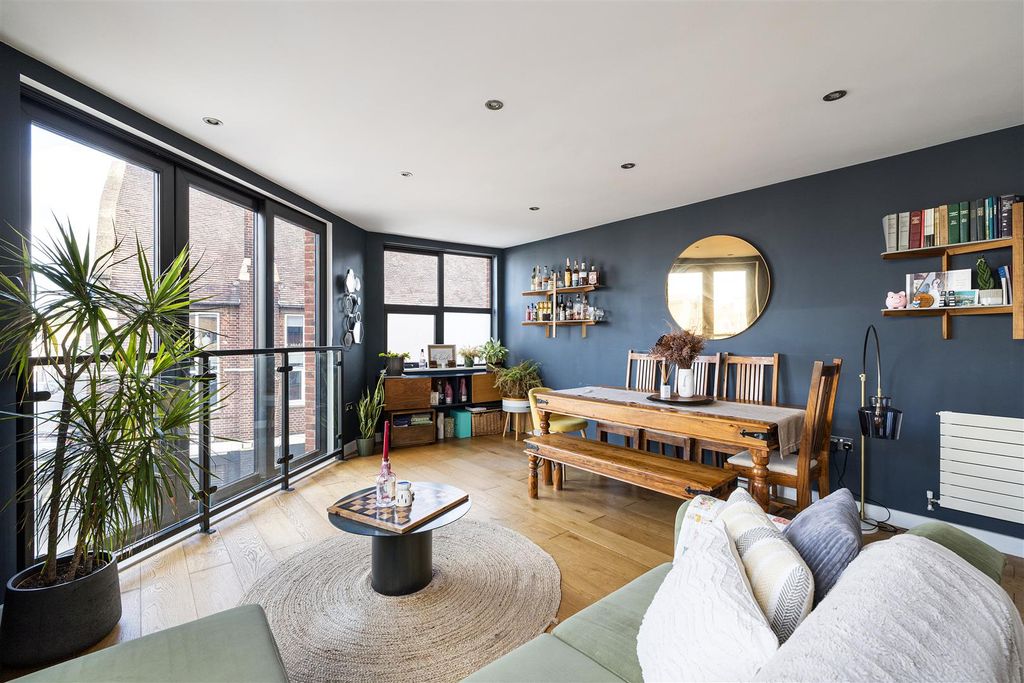 Property photo 1 of 19 Vyner Street, E2