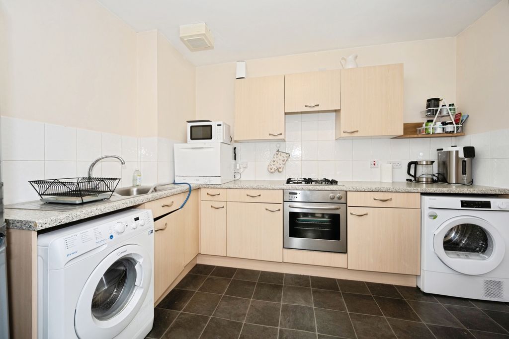 Property photo 3 of 11 Kitchen