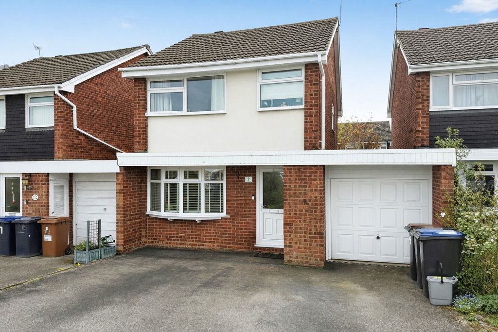 Property photo 1 of 11 Field Close, Hinckley