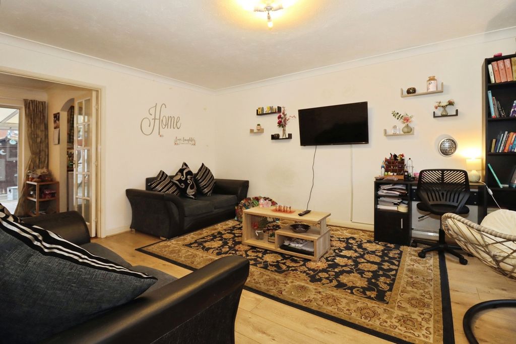 Property photo 2 of 20 Lounge