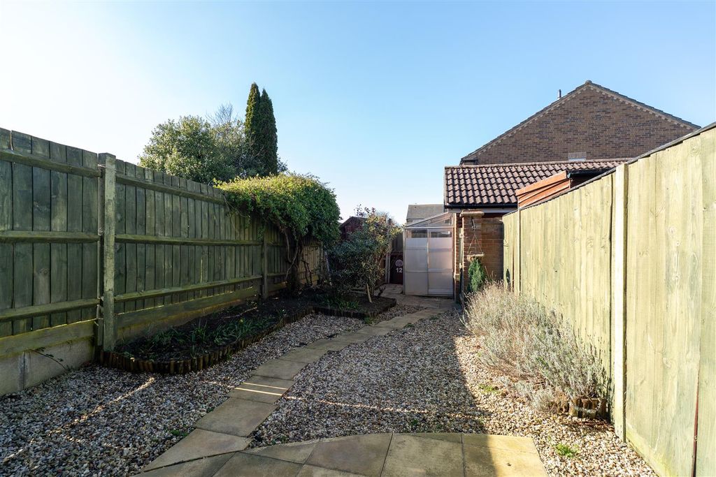 Property photo 2 of 16 12 Heasman Cl, Newmarket-02642.Jpg