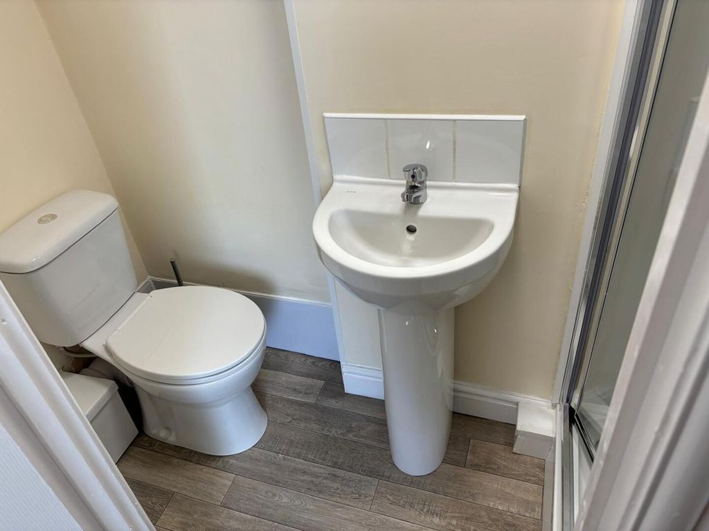 Property photo 3 of 8 WC