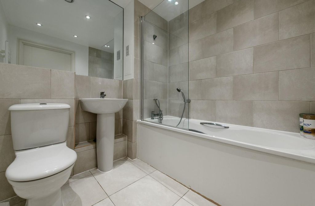 Property photo 3 of 11 Bathroom