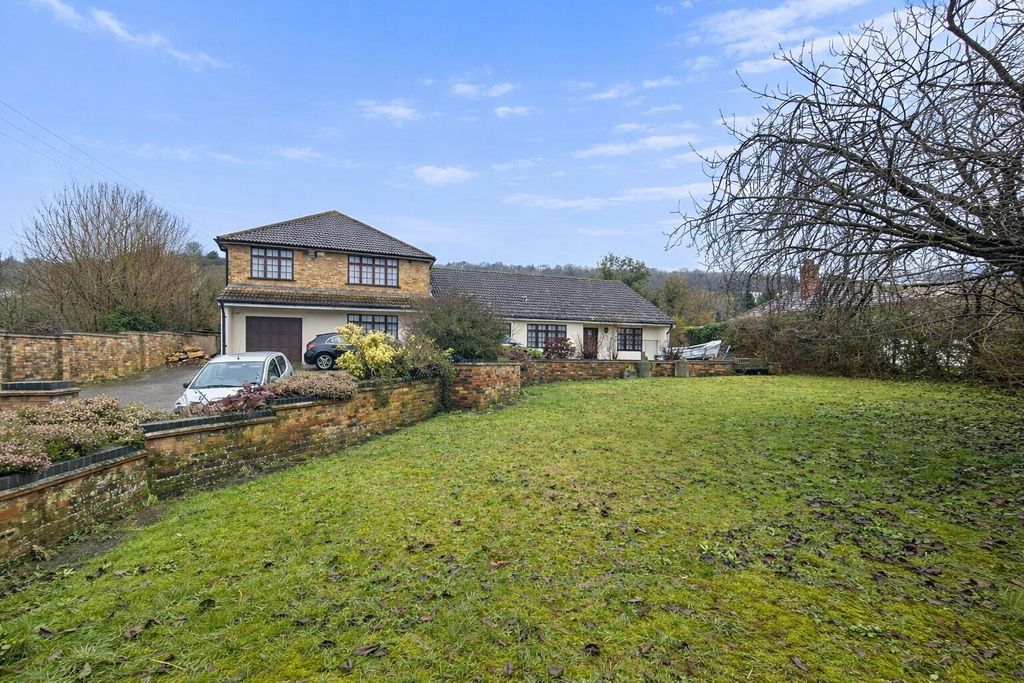 Property photo 2 of 36 Front Garden