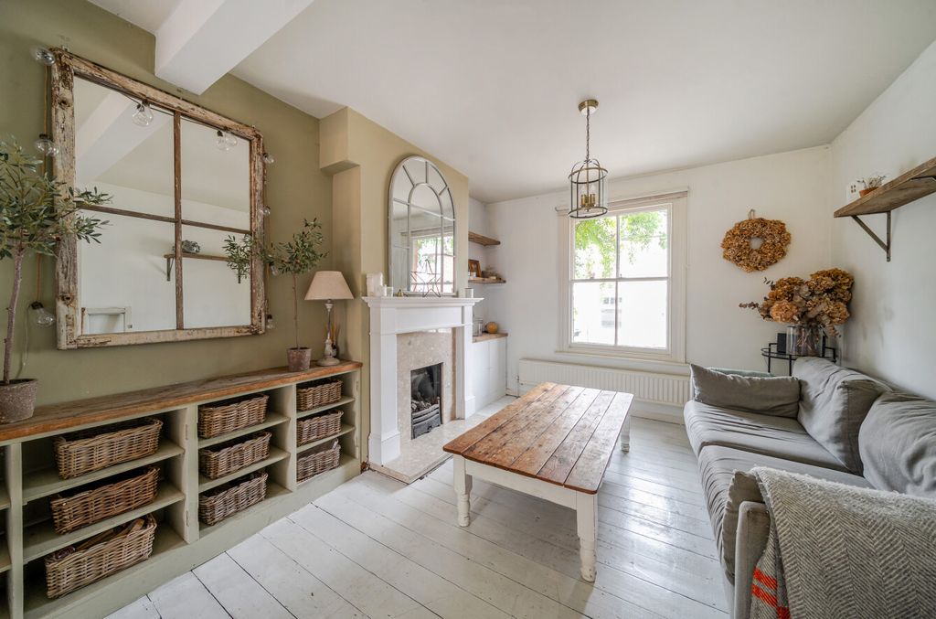 Property photo 2 of 13 1313687-16-685Bf9...