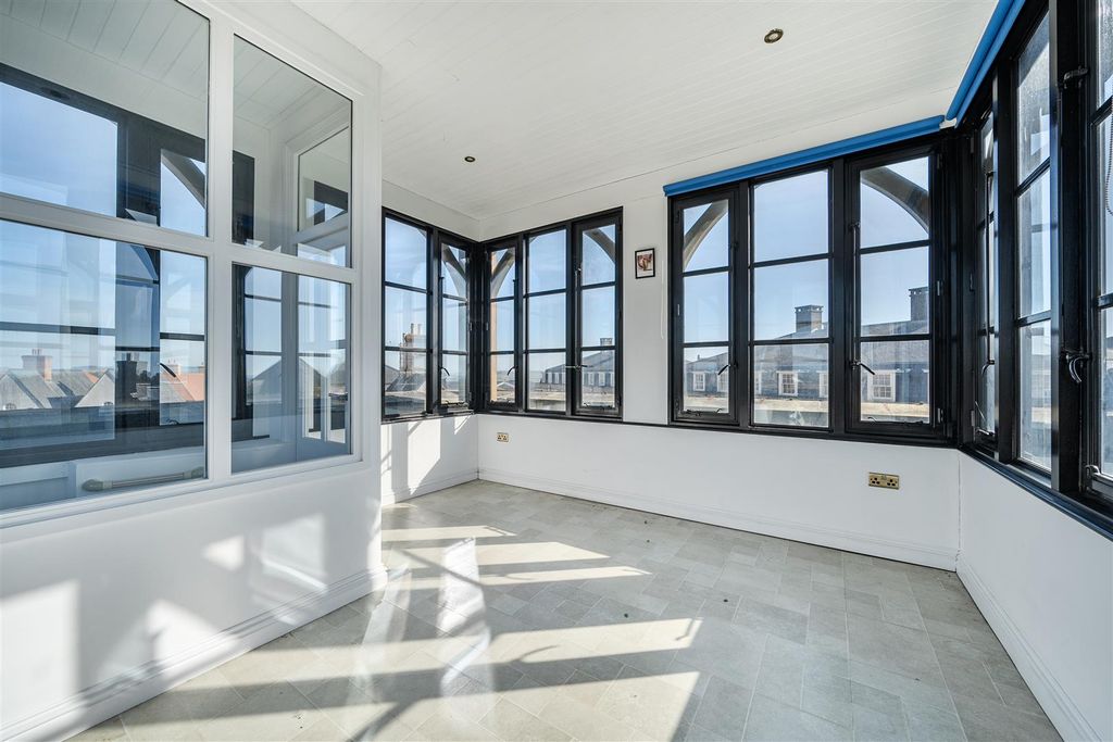Property photo 2 of 15 Top Floor