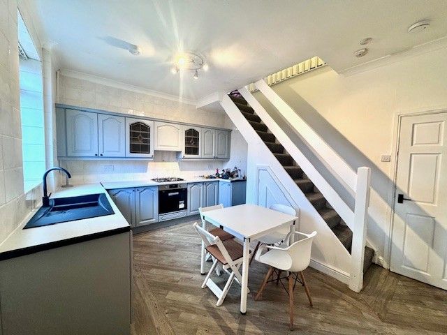 Property photo 3 of 11 Kitchen