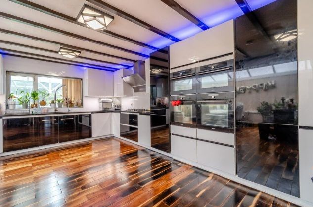 Property photo 3 of 12 Kitchen