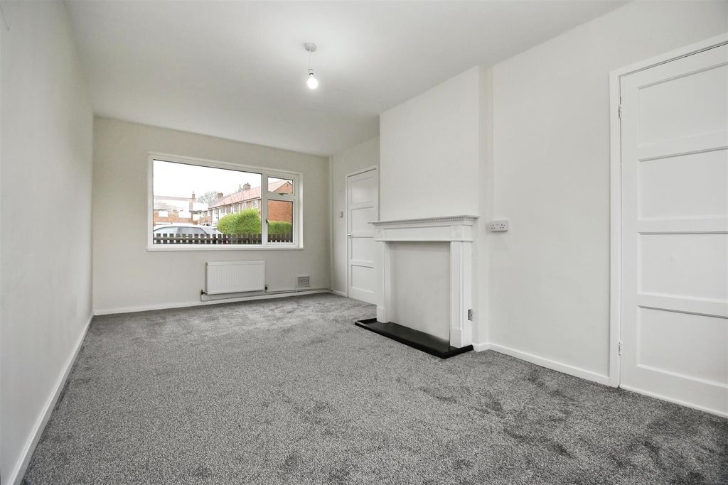 Property photo 2 of 14 Lounge