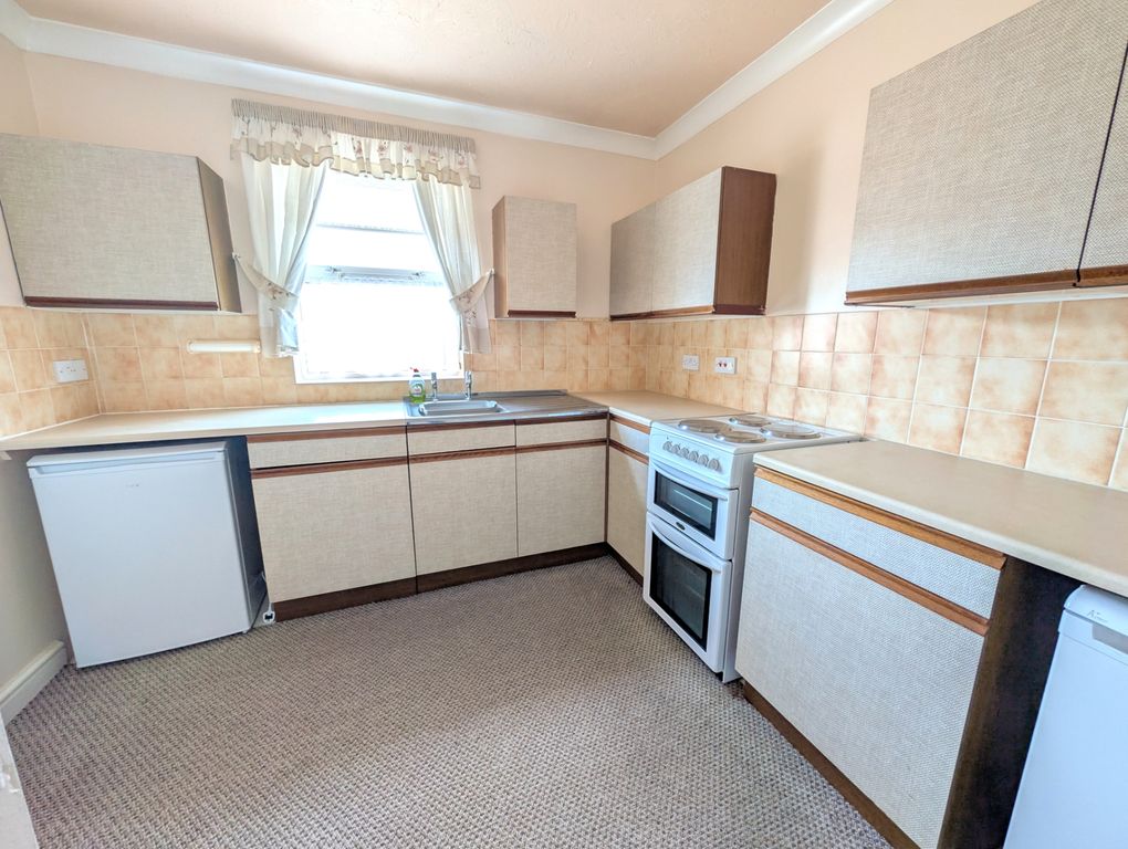 Property photo 3 of 8 Kitchen