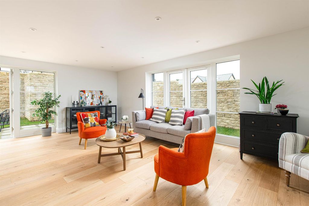 Property photo 2 of 38 Sitting_2.Jpg