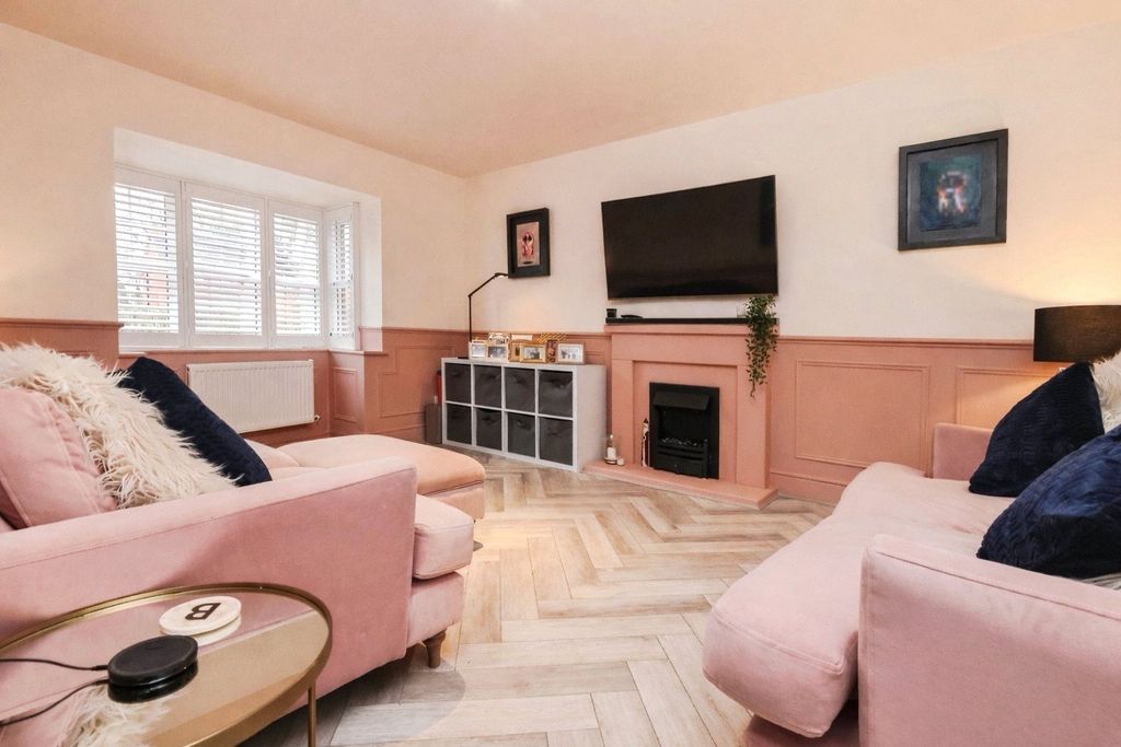 Property photo 2 of 22 Living Room