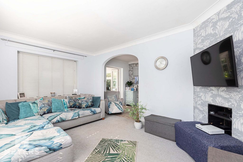 Property photo 2 of 31