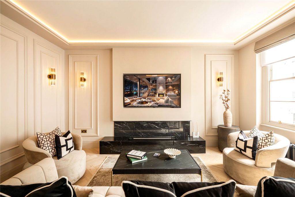 Property photo 1 of 17 Reception