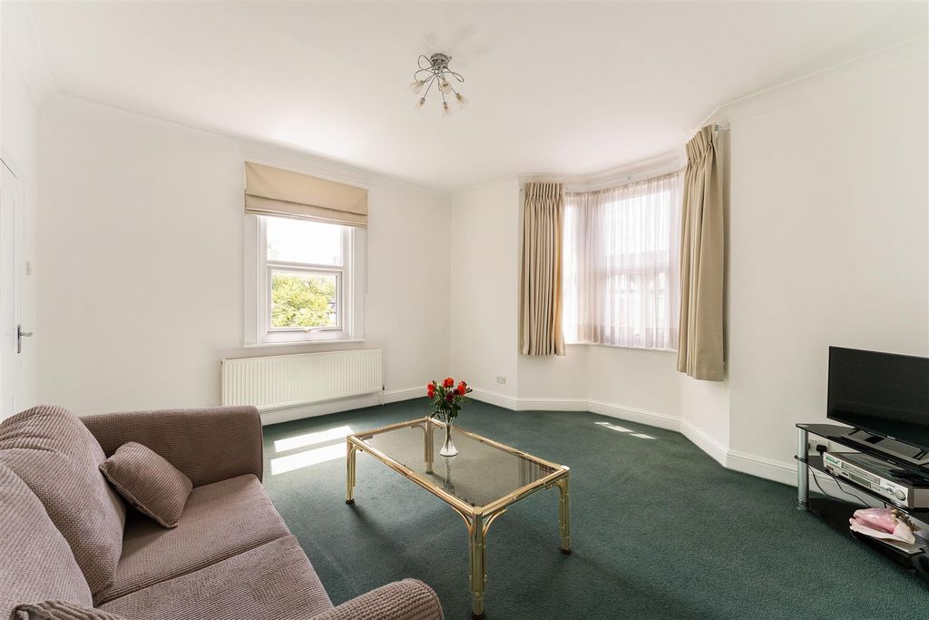 Property photo 2 of 21 Connaught Road, E4