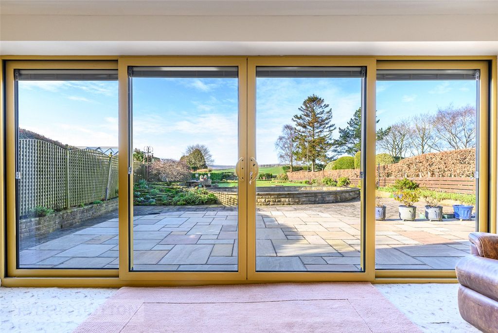Property photo 3 of 27 Living Room
