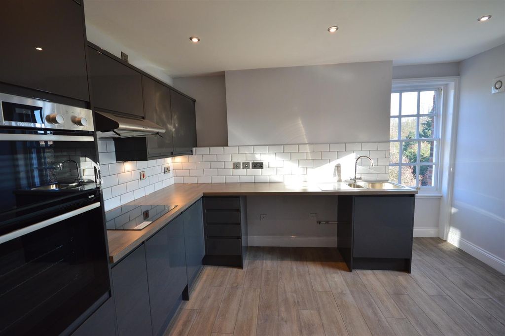 Property photo 3 of 10 Kitchen