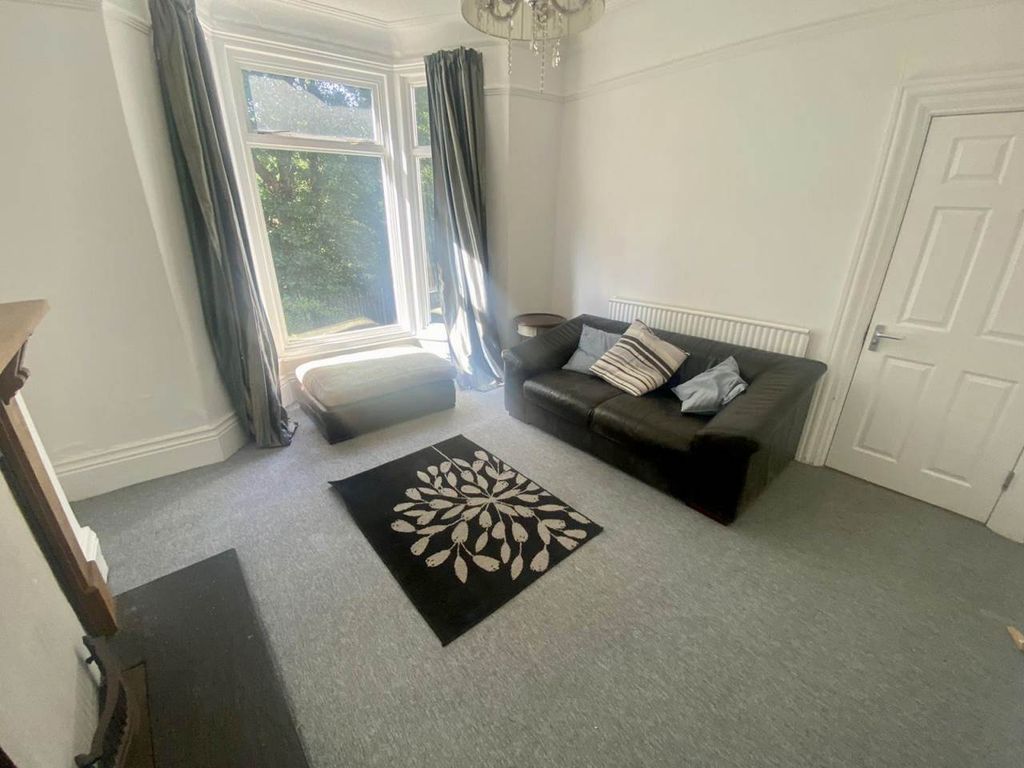 Property photo 3 of 17 Lounge 2