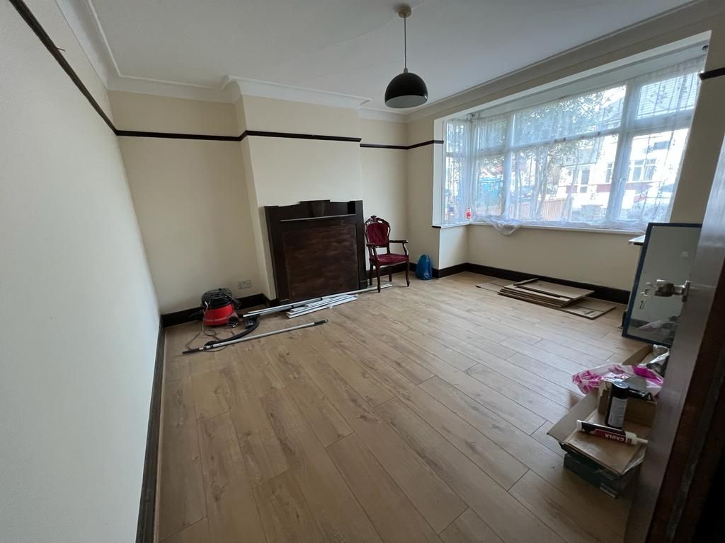 Property photo 1 of 14 Specious 3/4 Bedroom House To Rent In Hounslow