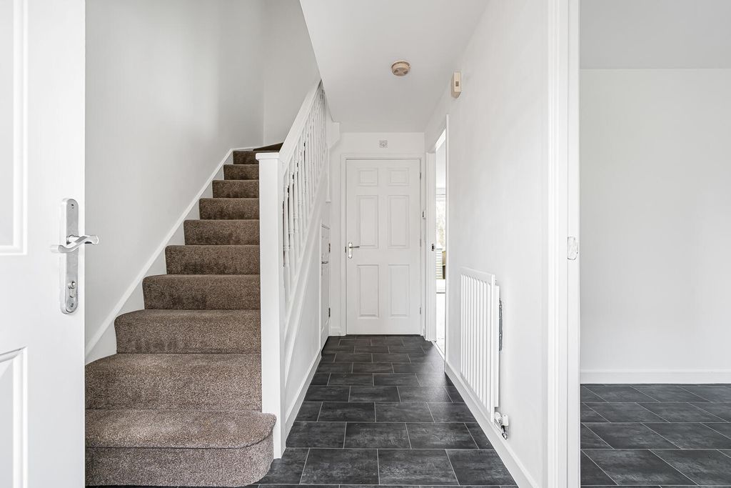 Property photo 2 of 11 Hallway