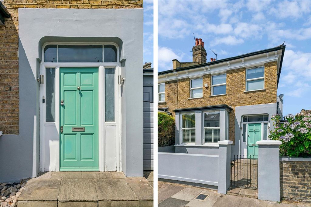 Property photo 1 of 15 For Sale - Heathfield Gardens, W4