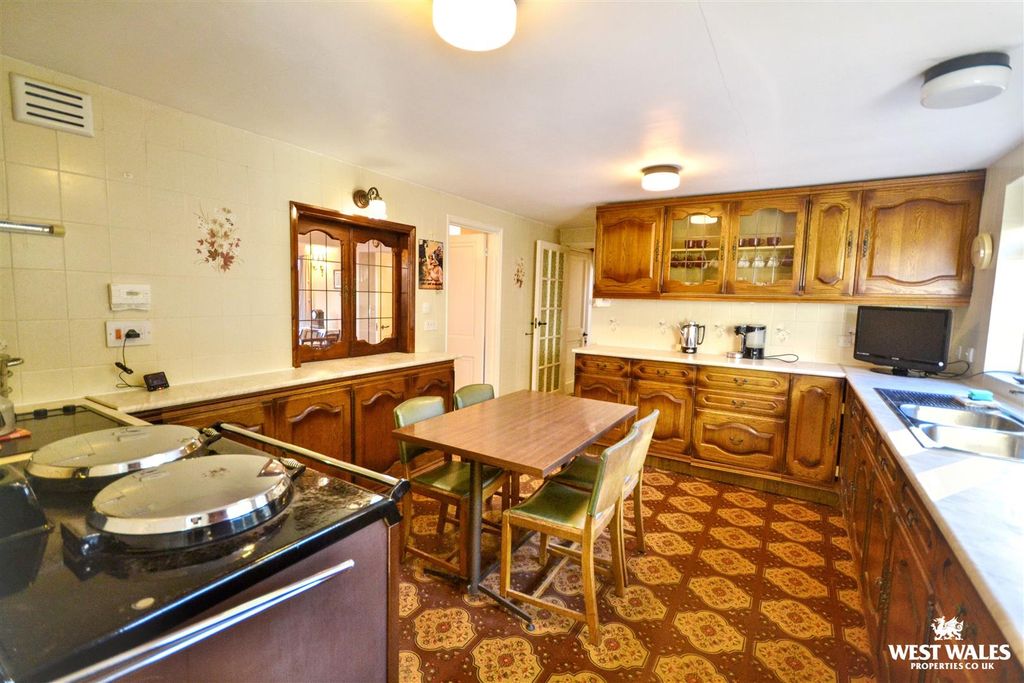 Property photo 3 of 30 Kitchen