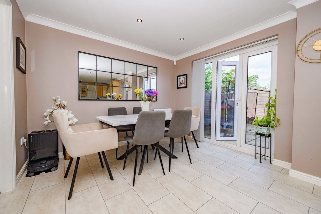 Property photo 3 of 21 Dining Area