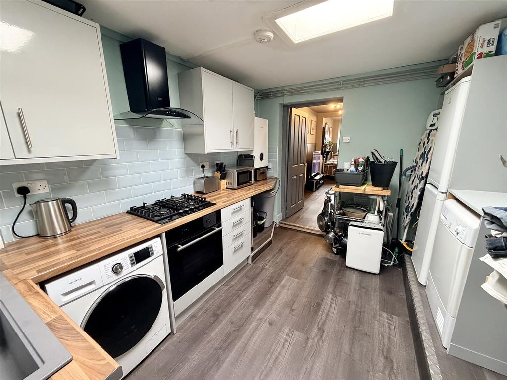 Property photo 3 of 12 Kitchen