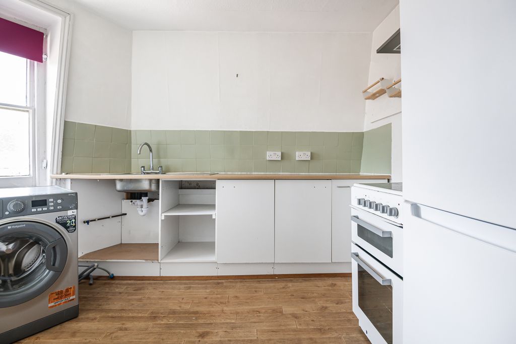 Property photo 2 of 11 Kitchen